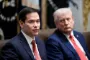 Marco Rubio og Donald Trump sidder ved siden af hinanden