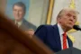 Trump på en pressemøde- billede taget  i frøperspektiv