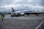 Et Ryan Air-fly holder på en landingsbane