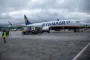 Et Ryan Air-fly holder på en landingsbane