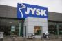Indgang til Jysk-butik med det velkendte blå logo over dørene.