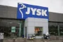 Indgang til Jysk-butik med det velkendte blå logo over dørene.