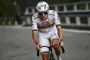 cykelrytter helt i hvidt