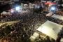 En stor folkemængde har samlet sig på Hostages Square i Tel Aviv.