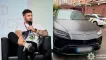en mand med tatoer og en sort SUV