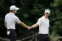 golfspillere hilser på hinanden på banen