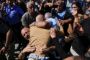 mand genforenes med sin famiie