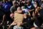 mand genforenes med sin famiie
