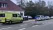 politi og ambulance uden for ejendom