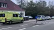 politi og ambulance uden for ejendom