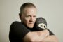 Anders Matthesen med en ninjadukke i armene. Hans tredje animationsfilm om den ternede ninjadukke, der vækkes til live, "Ternet Ninja 3", kan blive nominere til en pris til European Film Awards. (Arkivfoto).