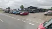 en bilforretning set fra vejen