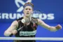 badmintonspiller i aktion