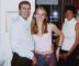 tre personer poserer og smiler 