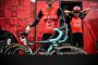 En cykelrytter står bag ved en mintgrøn cykel