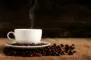 en kop kaffe og kaffebønner