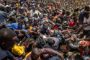 Store folkemængder på et stadion i Kenyas hovedstad, Nairobi, forsøgte under Raila Odingas begravelse at komme frem til hans kiste, og mange er kommet alvorligt til skade.