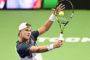 tennisspiller returnerer en bold