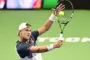 tennisspiller returnerer en bold