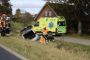 ambulance holder ved siden af bil i grøft