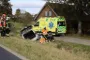 ambulance holder ved siden af bil i grøft