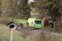 ambulance holder ved siden af bil i grøft