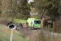 ambulance holder ved siden af bil i grøft