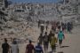 folk går på vej i gaza