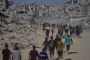folk går på vej i gaza