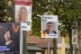 valgplakater hænger på lygtepæl