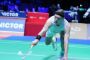 badmintonspiller kaster sig efter bold