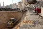 en buldozer arbejder i ruiner