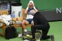 tennisspiller græder på sidelinjen