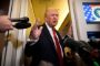 Trump slår ud med den ene arm, mens han taler med en masse journalister