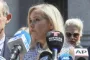 Virginia Giuffres ansigt ses bag en stor mikrofon