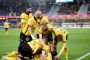 Fodboldspillere i gult jubler