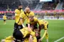 Fodboldspillere i gult jubler
