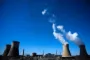 et atomkraftværk set på afstand