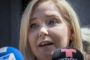 en kvinde taler med pressen