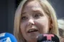 en kvinde taler med pressen
