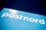 Lyseblåt Postnord-skilt set i frøperspektiv