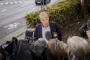Lars Findsen set i fugleperspektiv tale foran en masse reportere