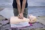 Person yder hjertemassage på en dummy