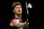 badmintonspiller på banen