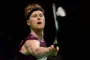 badmintonspiller på banen