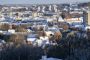 luftfoto af byområde med sne på tagene
