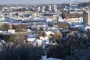 luftfoto af byområde med sne på tagene