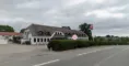 en stråtækt kro ved en landevej
