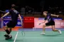 to badmintonspillere dyster på banen