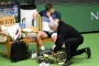 en tennisspiller på sidelinjen